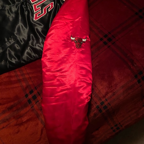 Heavyweight Chicago Bulls 1996 Championship Jacket. Like new condition. - Picture 3 of 5